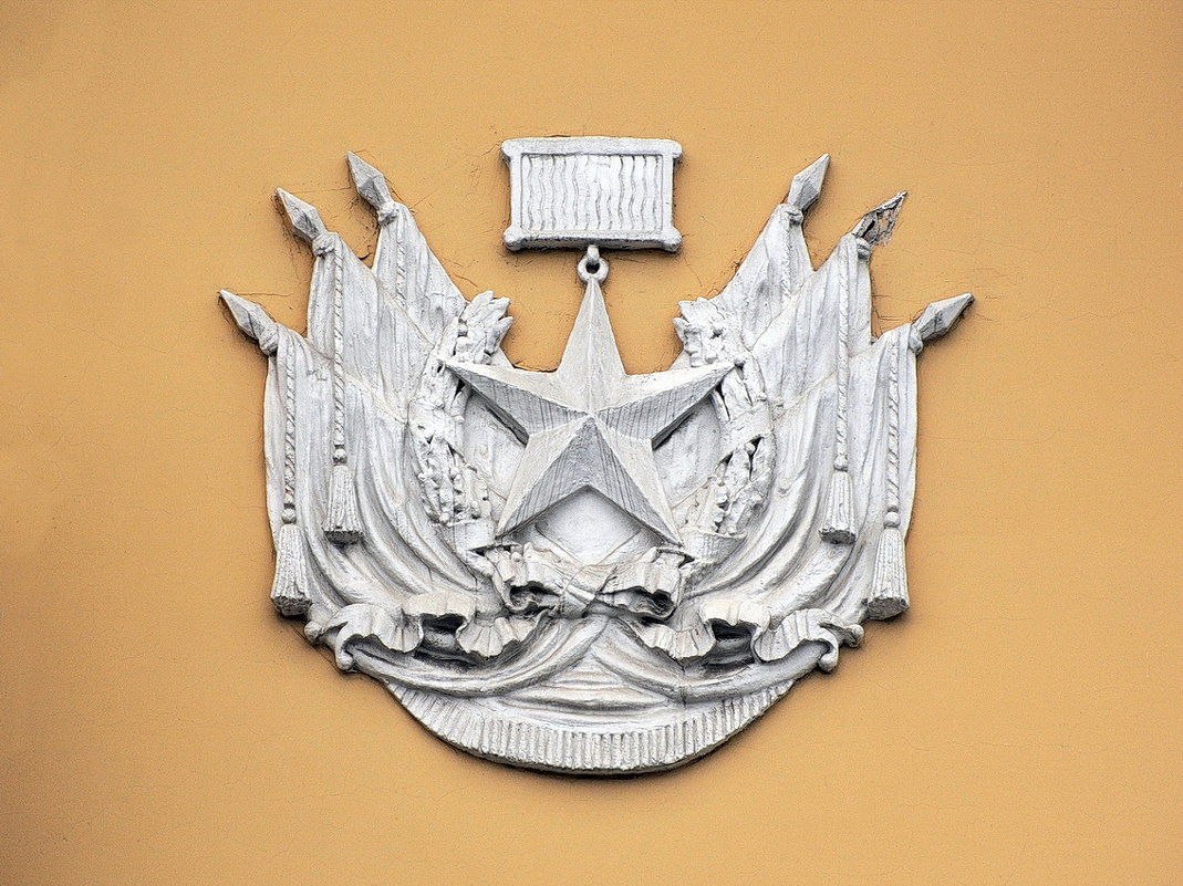 Советская символика на фасаде здания вокзала Ярославль Главный - Николай Белавин