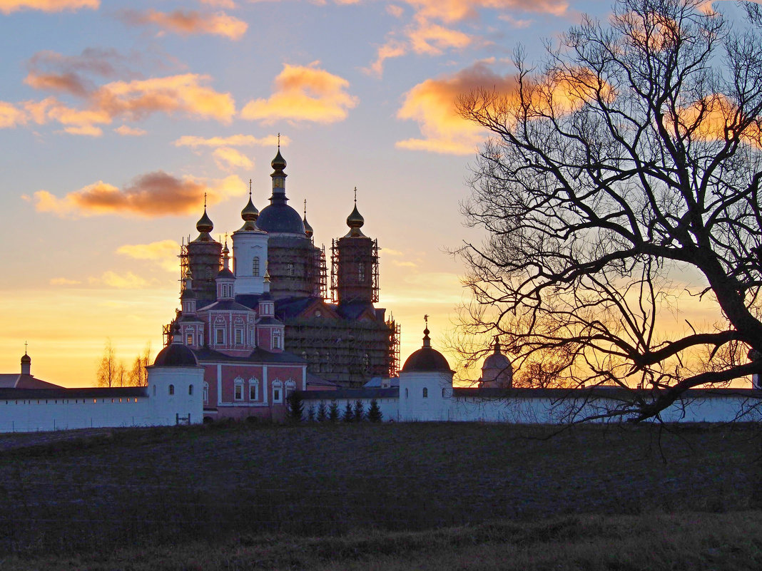 Главный храм Свенского монастыря в лучах заходящего Солнца - Дубовцев Евгений 