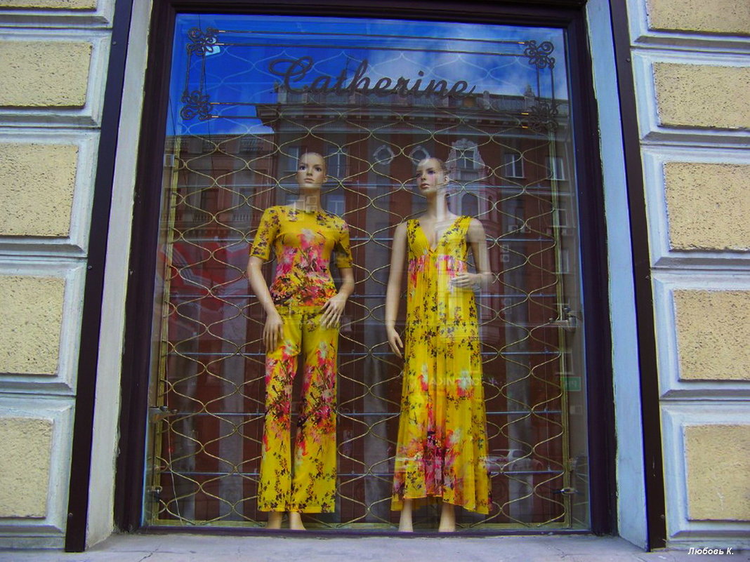 Отражение в окне магазина женской одежды здания  противоположной стороны улицы... - Любовь К.