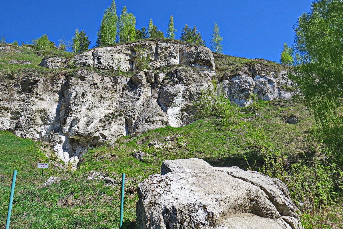 под этими глыбами и находится ледяная пещера - aleksandr Крылов