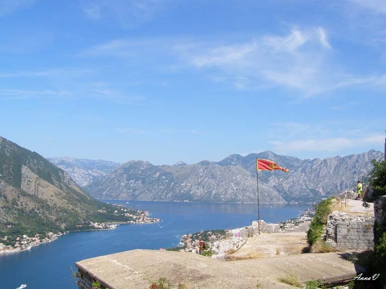 флаг Черногории на вершине крепостной стены - Анна Воробьева