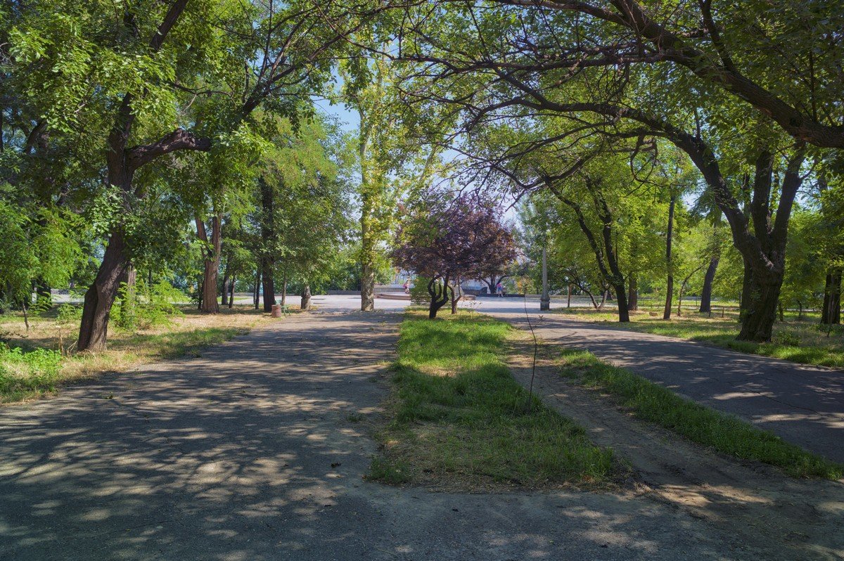 Июльское утро в городском парке. - Вахтанг Хантадзе