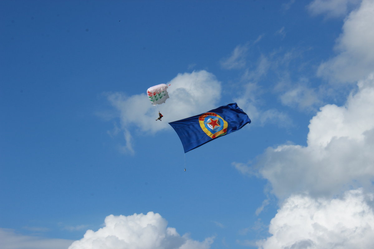 Флаг ДОСААФ в небе - G Nagaeva