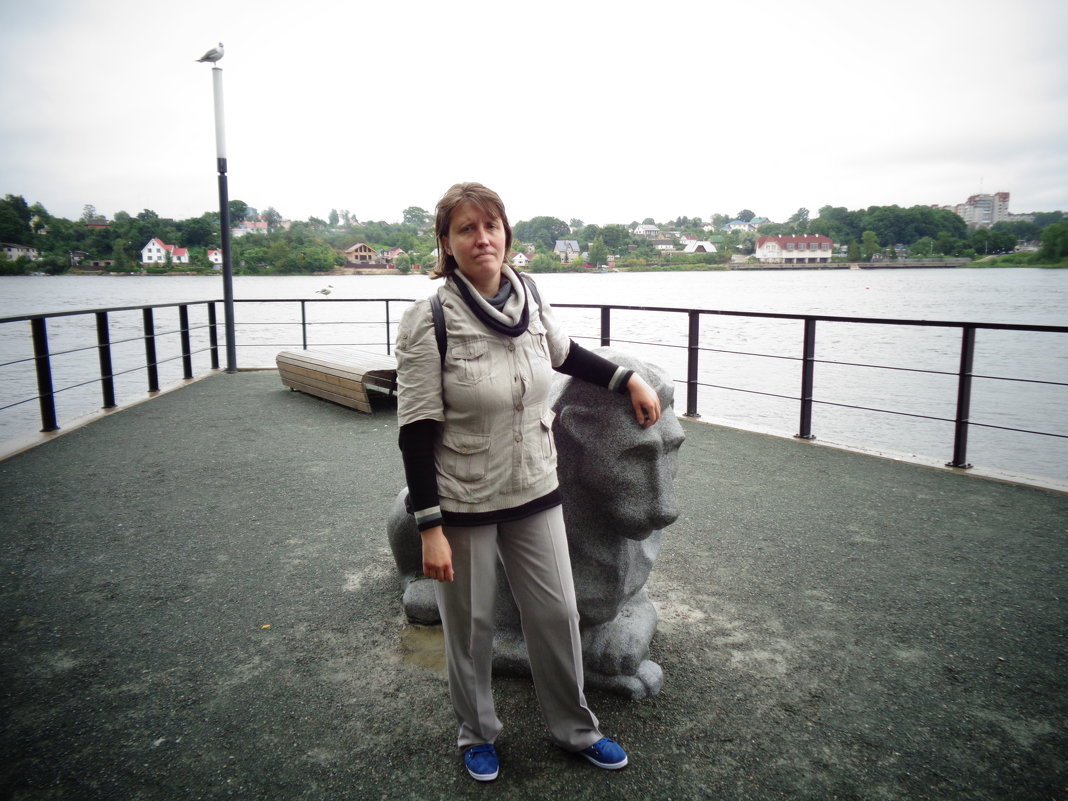 Портрет подруги Ольги на набережной города Нарва. - Светлана Калмыкова
