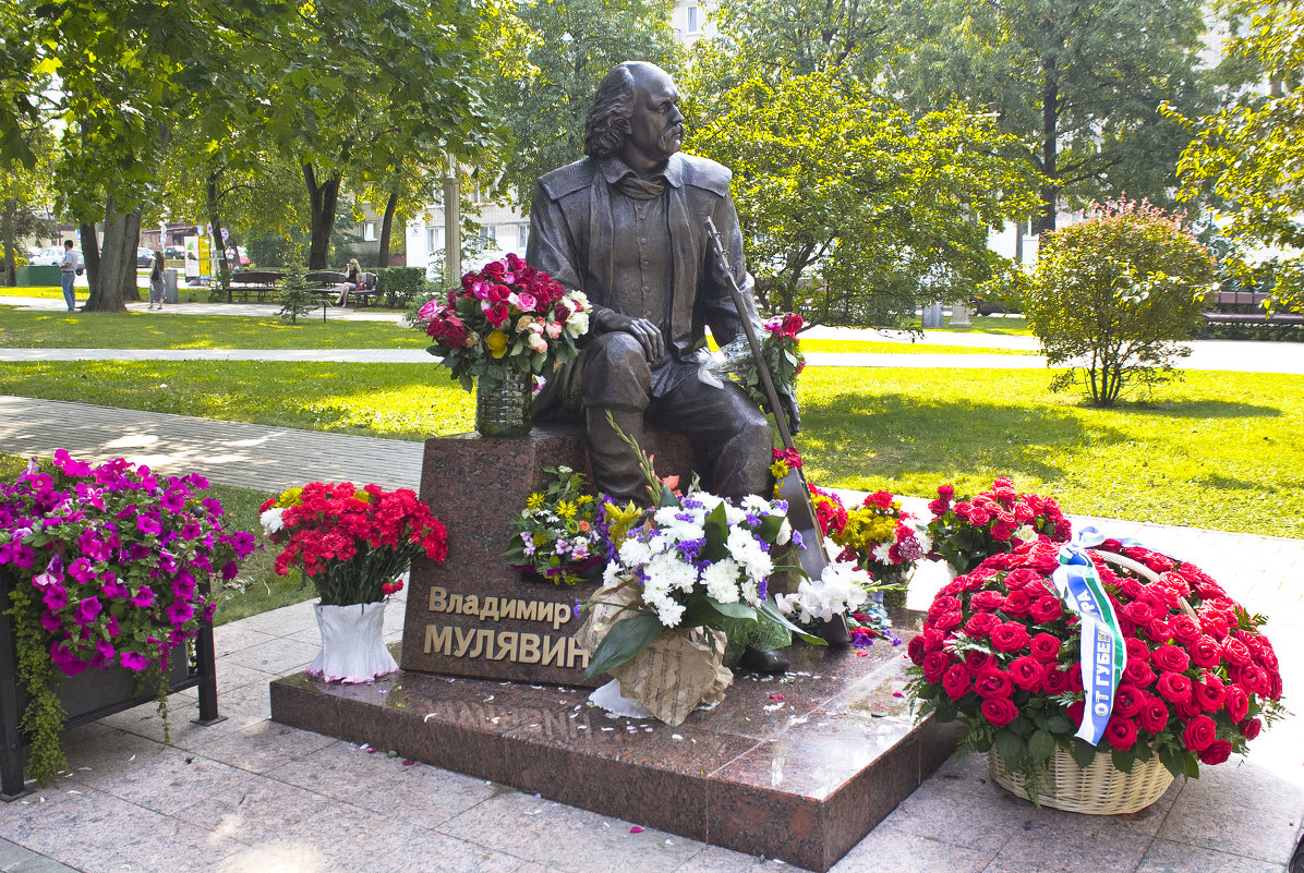 Памятник "песняру" Владимиру Мулявину - Светлана З