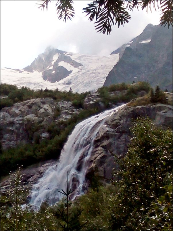 Алибекский водопад на фоне ледника - Надежда 