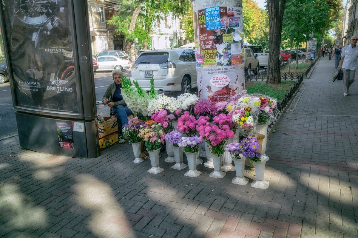 Сентябрь на улицах города. - Вахтанг Хантадзе