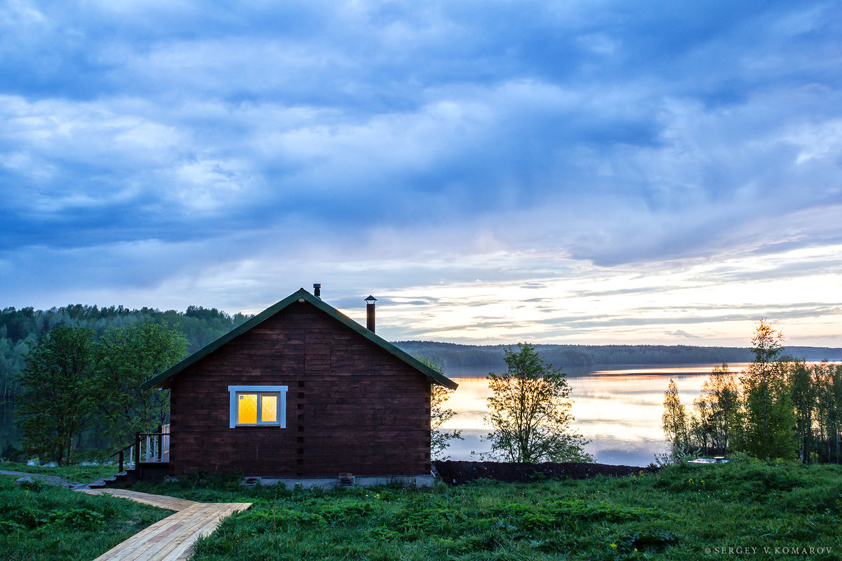 Банный домик у озера в белую ночь - Сергей В. Комаров