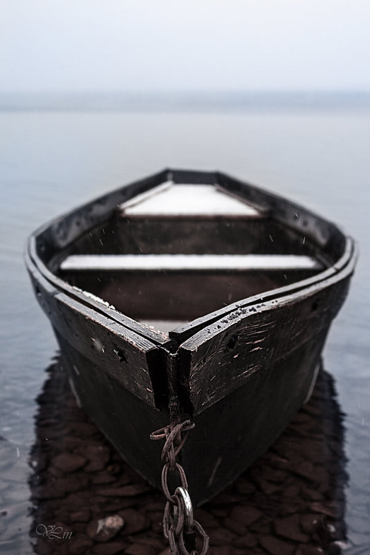 Одинокая лодка на озере Зюраткуль - Вячеслав Ложкин