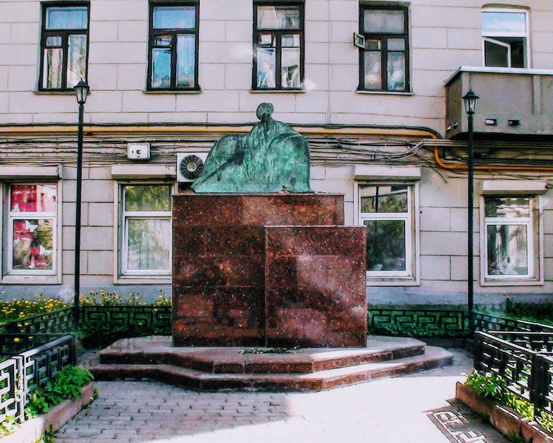Памятник Анне Андреевне Ахматовой - Tata Wolf