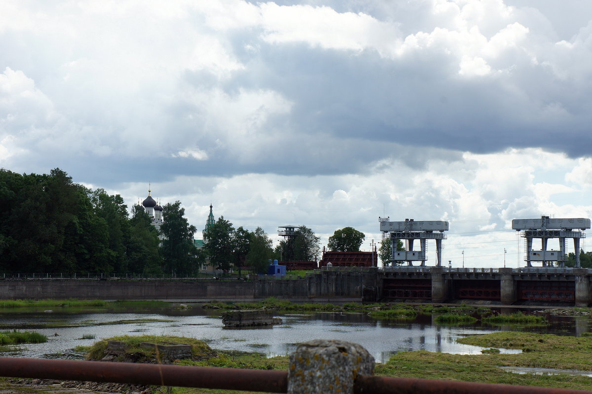 Вид с моста на плотину Нарвского водохранилища и церковь на российской стороне - Елена Павлова (Смолова)