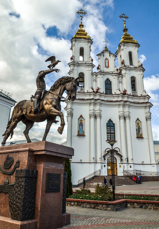 Памятник князю Ольгерду и Свято-Воскресенская церковь - Ирина Никифорова
