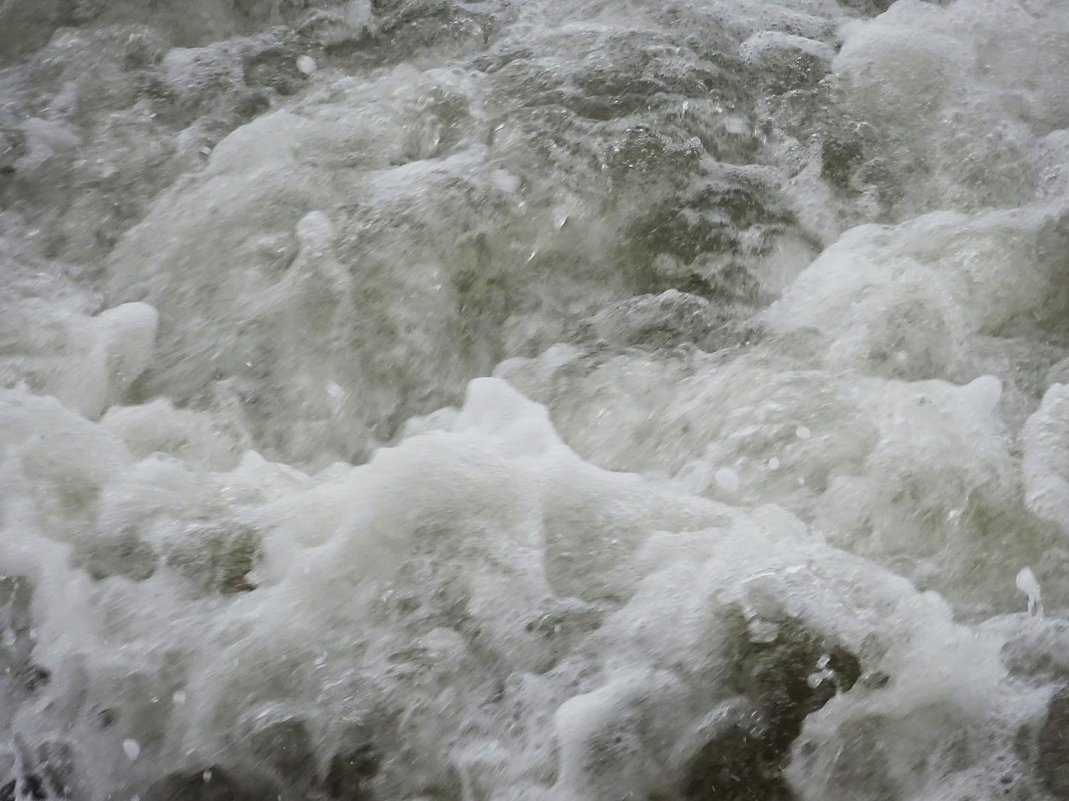 Бурлящие волны с грохотом налетают на берег - Маргарита Батырева