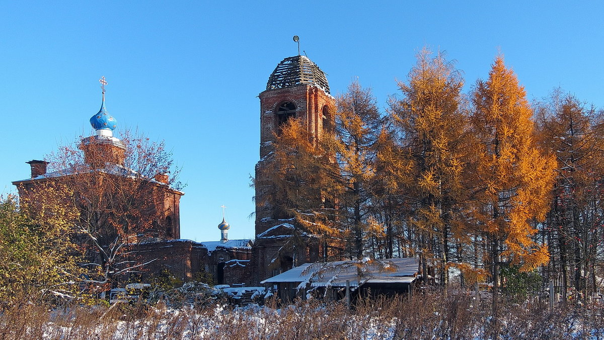 Старая церковь в золотом осеннем окружении - Николай Белавин