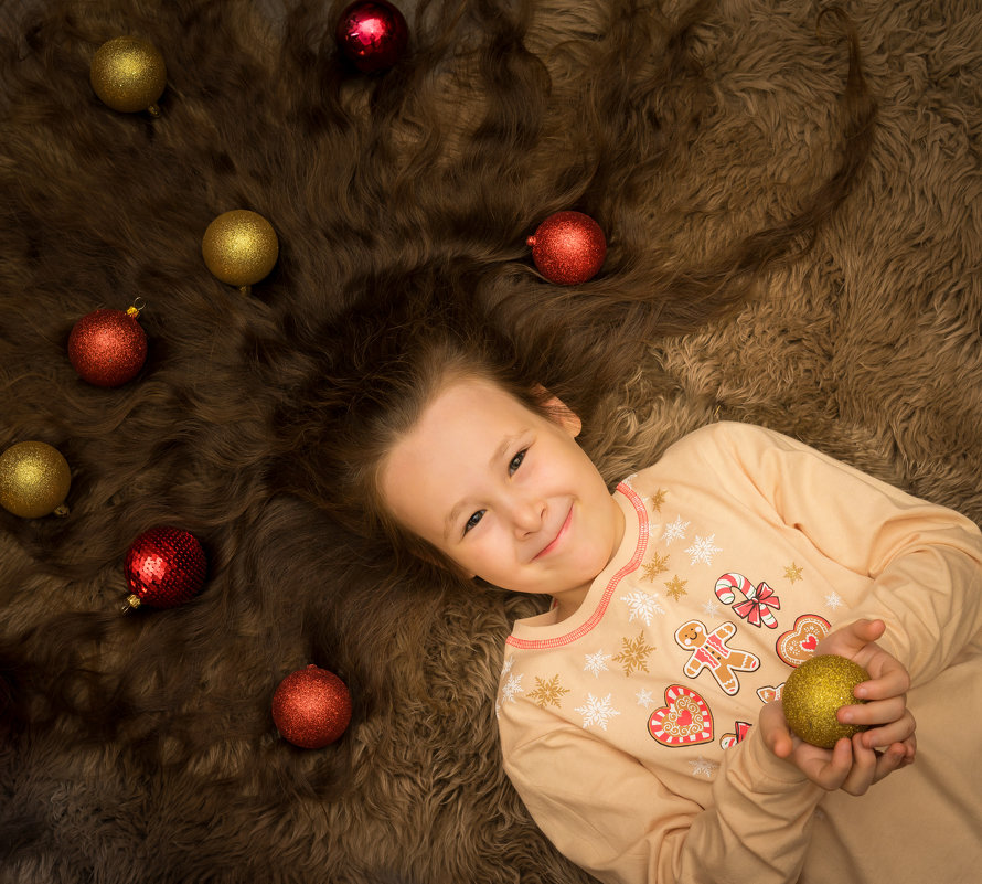 Девочка лежит на спине, в волосах новогодние шарики - Ирина Вайнбранд