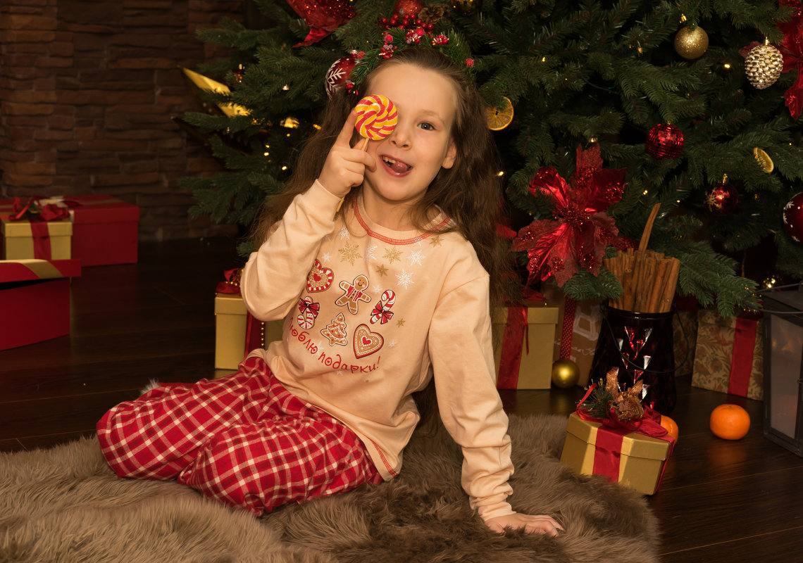 Девочка в пижаме у новогодней елки - Ирина Вайнбранд