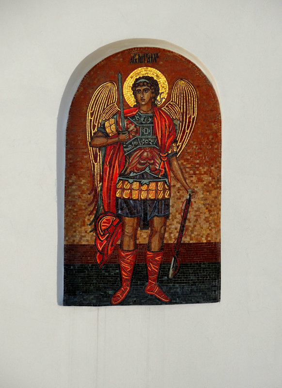 Мозаичный образ архангела Михаила на фасаде церкви. - Александр Качалин