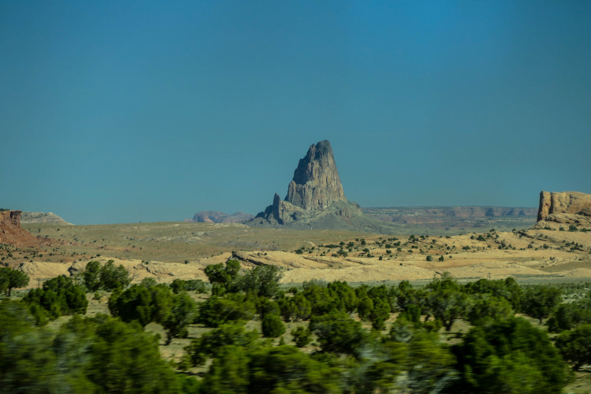 Вид из окна автобуса, движущегося к Долине Монументов (Аризона, США) - Юрий Поляков