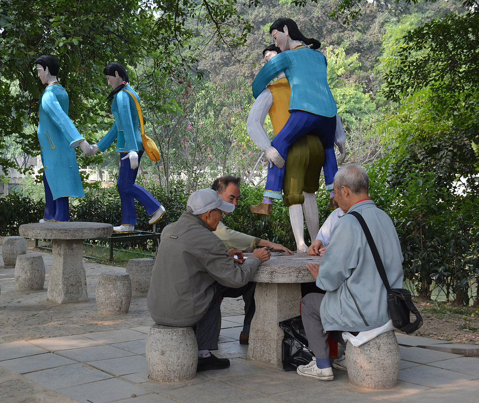 Китайские пенсионеры играют в парке - Андрей + Ирина Степановы