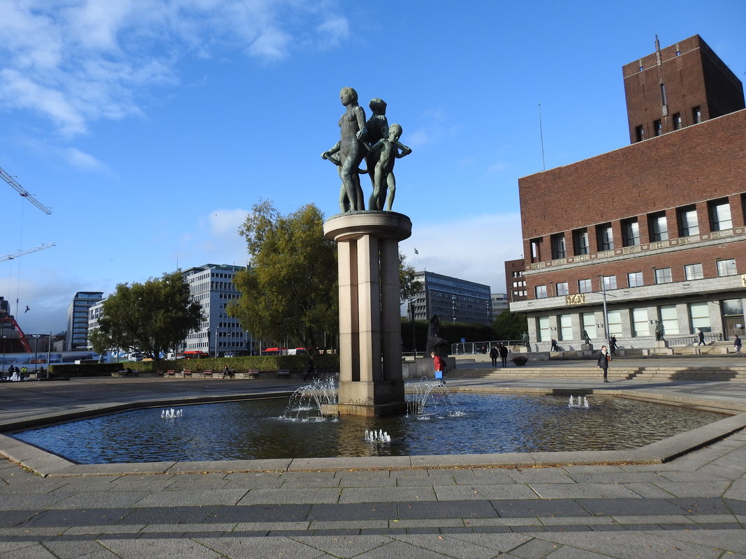 Фонтан со скульптурой в парке ратуши Осло - Natalia Harries