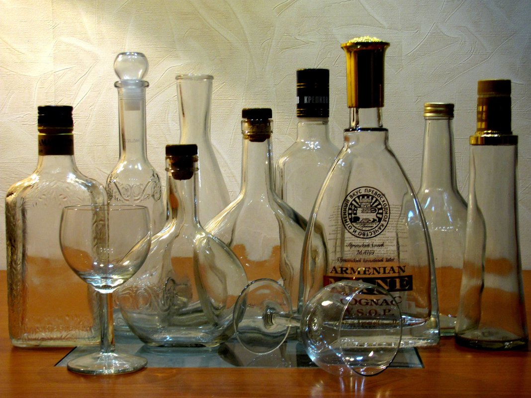 Натюрморт с бутылками - Лидия Суюрова