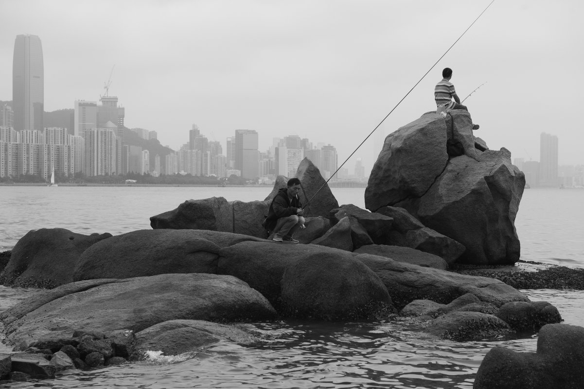 Рыбаки-любители на фоне острова Гонконг - Sofia Rakitskaia
