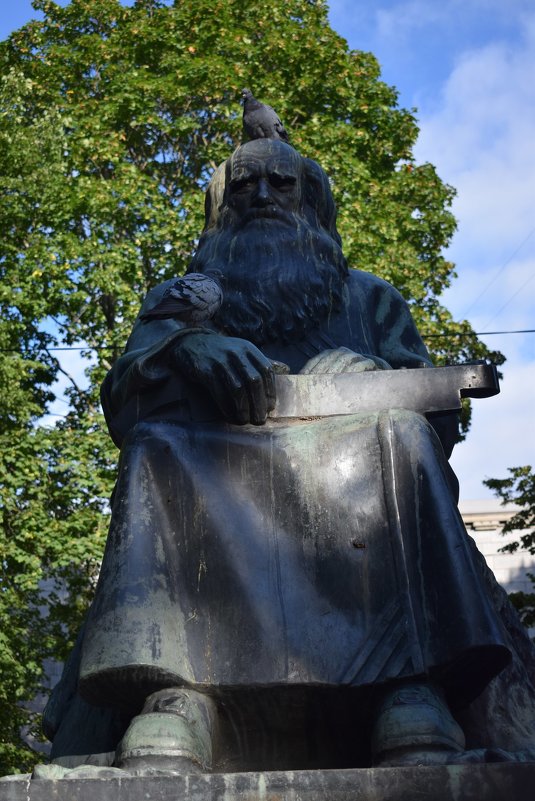 Памятник Рунапевцу - Андрей 