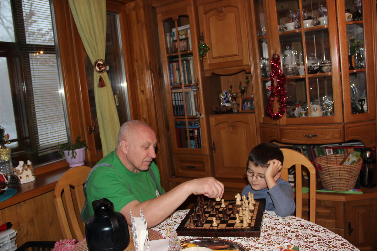 шахматы и мальчик - Венера Чуйкова