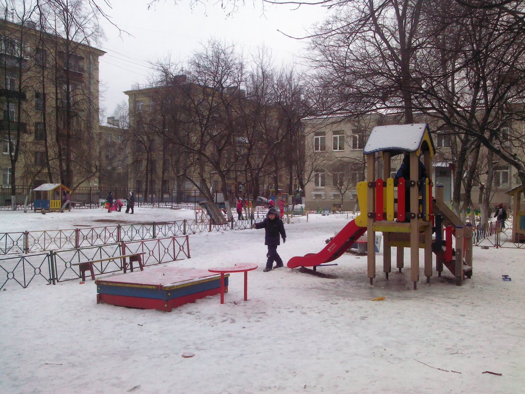 На детской площадке - Svetlana Lyaxovich