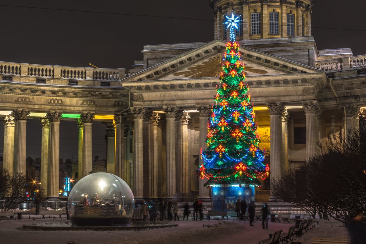 Новогодняя ёлка у Казанского собора в Санкт-Петербурге. - Марина Ножко