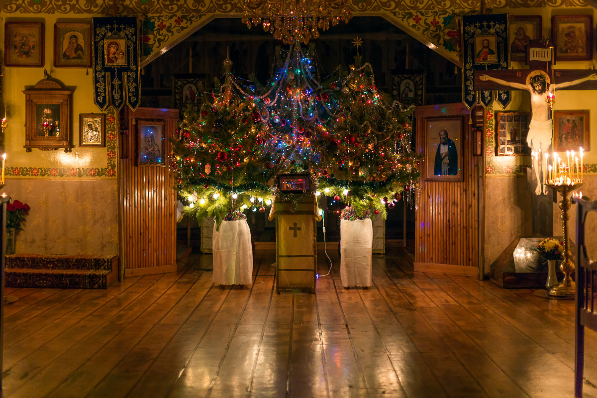 В ожидании ночного праздничного богослужения на Рождество Христово - Ксения Порфирьева