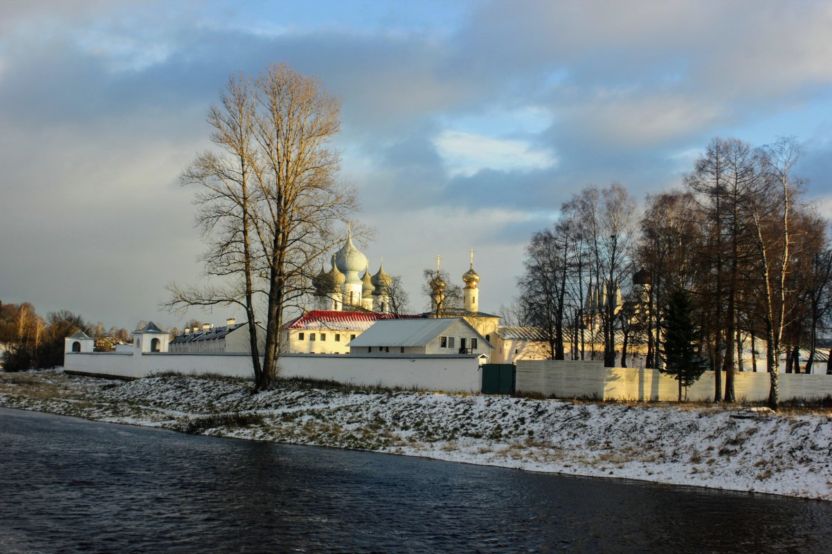 Монастырь на берегу реки - Сергей Кочнев
