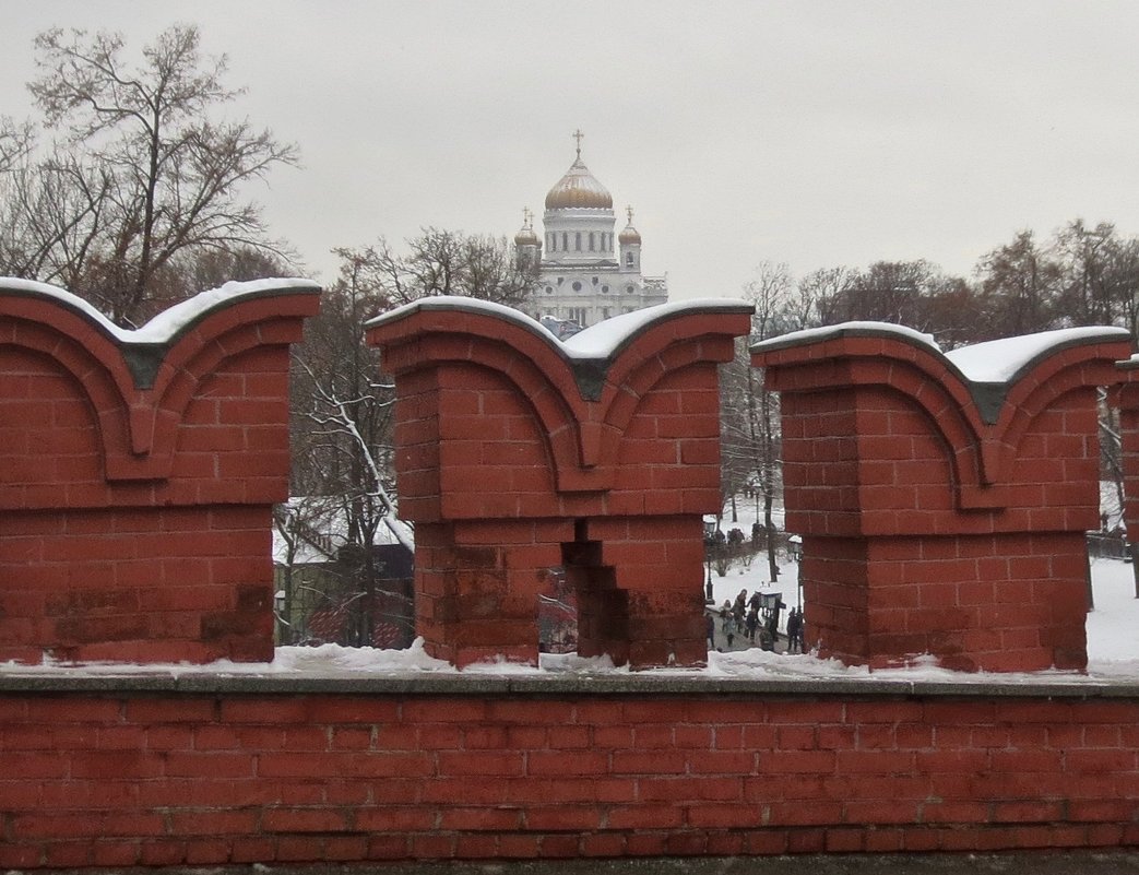 кремлёвская стена и храм Христа Спасителя - Елена 