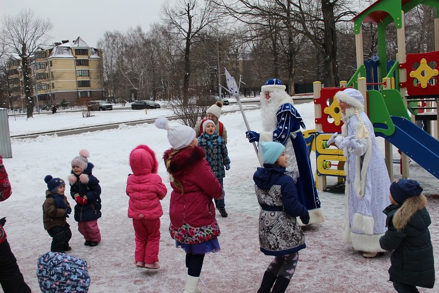 Ежегодный объезд района Дедом Морозом и Снегурочкой - Центр Лидер 