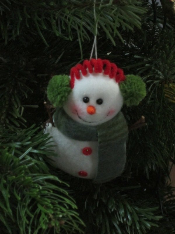 На зелёной ёлке белый снеговик - Дмитрий Никитин
