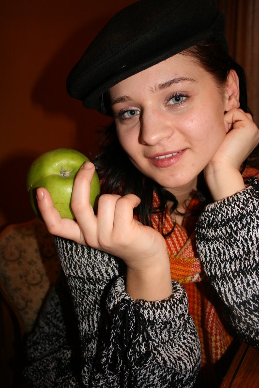 девушка с яблоком - Дмитрий Солоненко