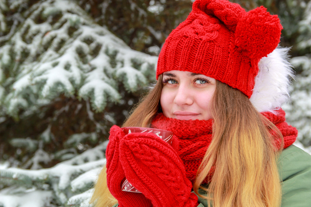 Девушка в красной шапке зимой. - Сергей 