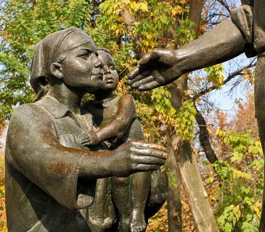 Фрагмент Монумента дружбы народов - Светлана 