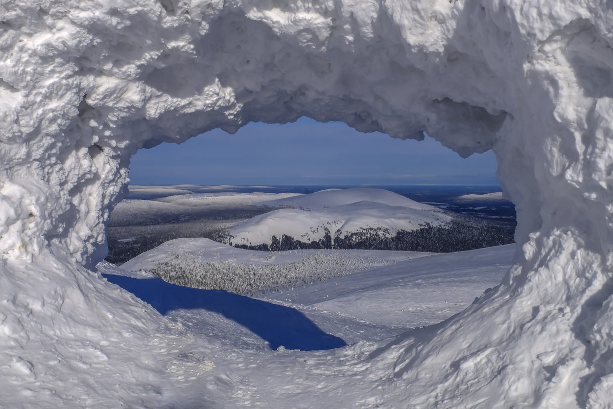 снежные вершины через арку снега - Георгий А