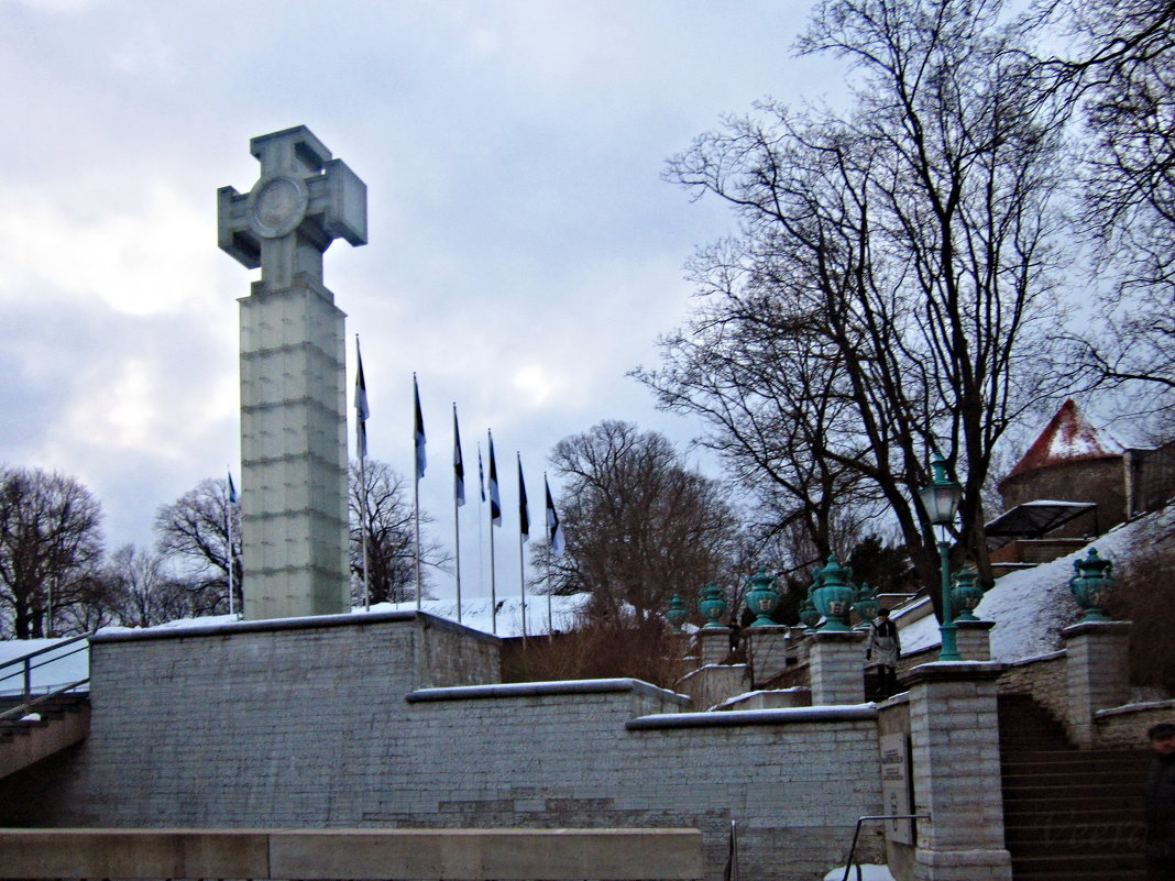 Площадь Свободы и неоднозначный крест Свободы - veera v