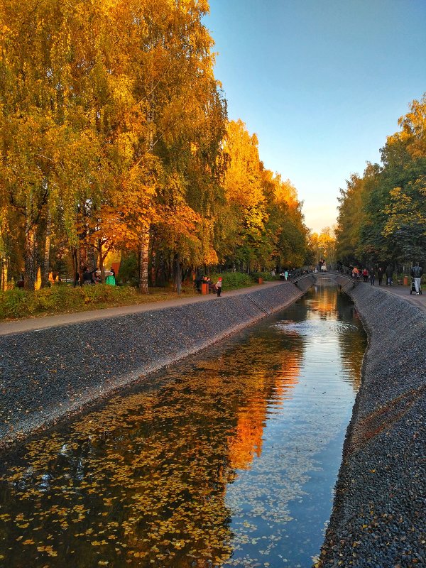 Осень в городе - Александр Шишин