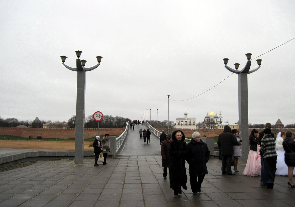 Кремлёвский пешеходный мост через реку Волхов в Новгороде. - Ирина ***