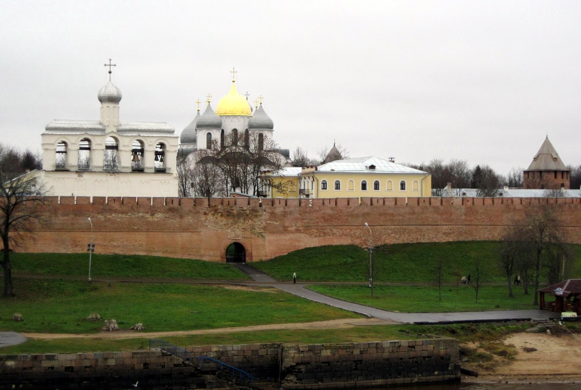 Новгородский кремль со стороны реки Волхов. - Ирина ***