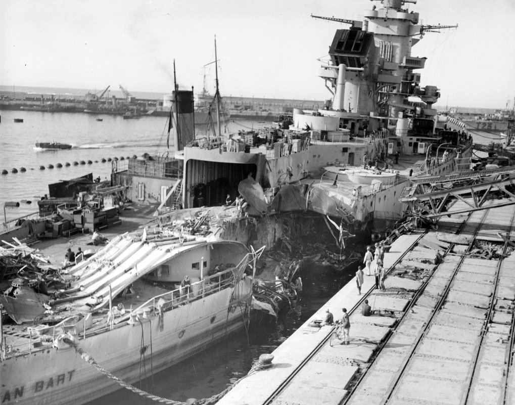 Повреждённый линкор "Jean Bart", после боя 8-10.11.1942 года. - Александр 