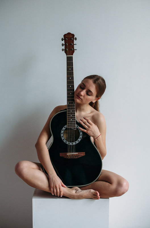 Девушка с гитарой - Роман Быков