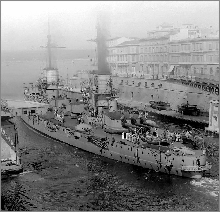 battleship "Dante Alighieri" passes the Ponte Girevole swing bridge at Taranto, 1918. - Александр 