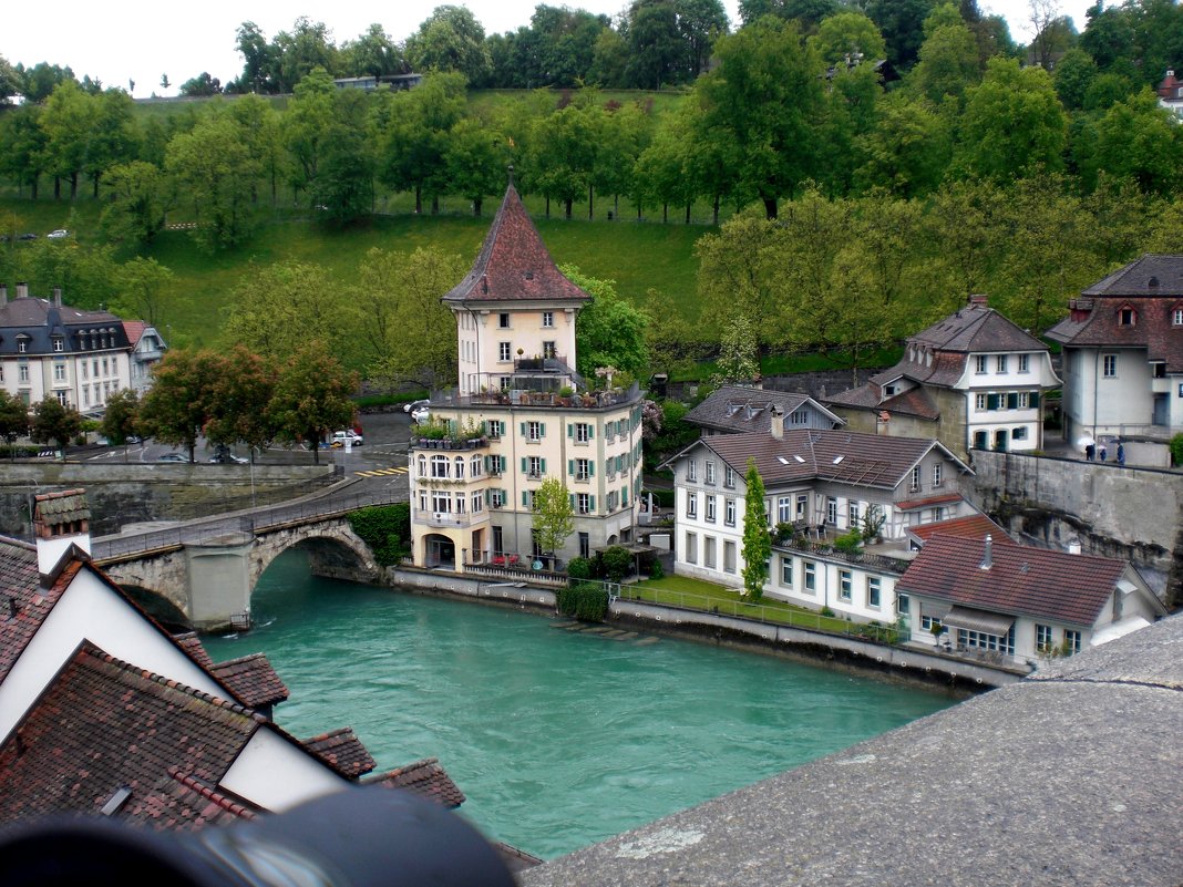 У берегов реки Ааре, на фоне великолепного пейзажа стоит Берн — столица Швейцарии. - backareva.irina Бакарева