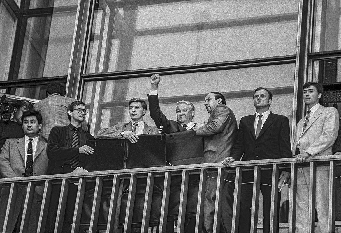 Москва во время путча ГКЧП. Б.Ельцин выступает перед народом с балкона Белого дома. - Игорь Олегович Кравченко