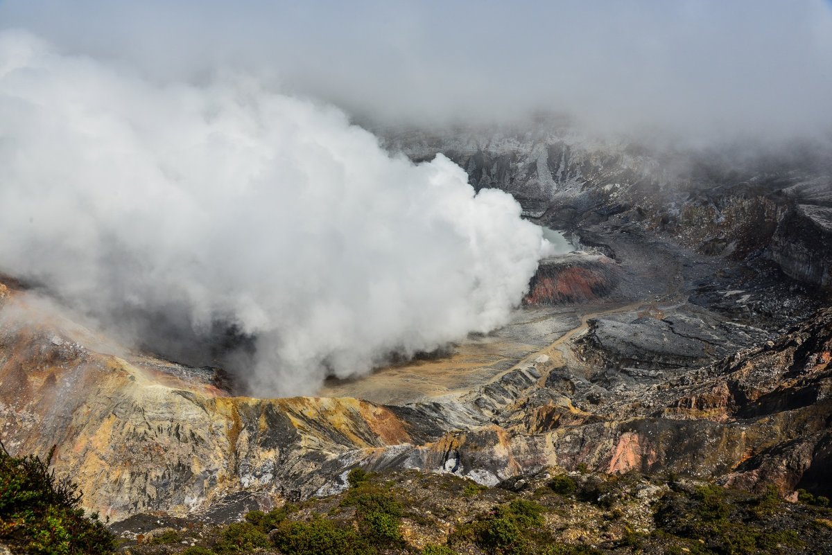 дымящий кратер вулкана Поас - Георгий А