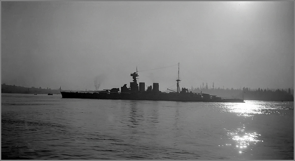 Battlecruiser HMS "Hood" silhouetted in Vancouver harbour, June 25-26th 1924. - Александр 